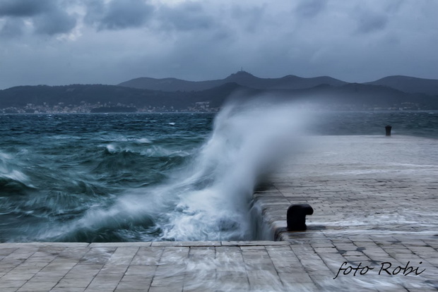 Igra valova na zadarskoj rivi 7. studenog 2014.  Foto: Roberto Lerga