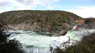 Vjetar raznoseći vodenu pjenu i sitne kapljice stvara poseban ugođaj u NP Krka