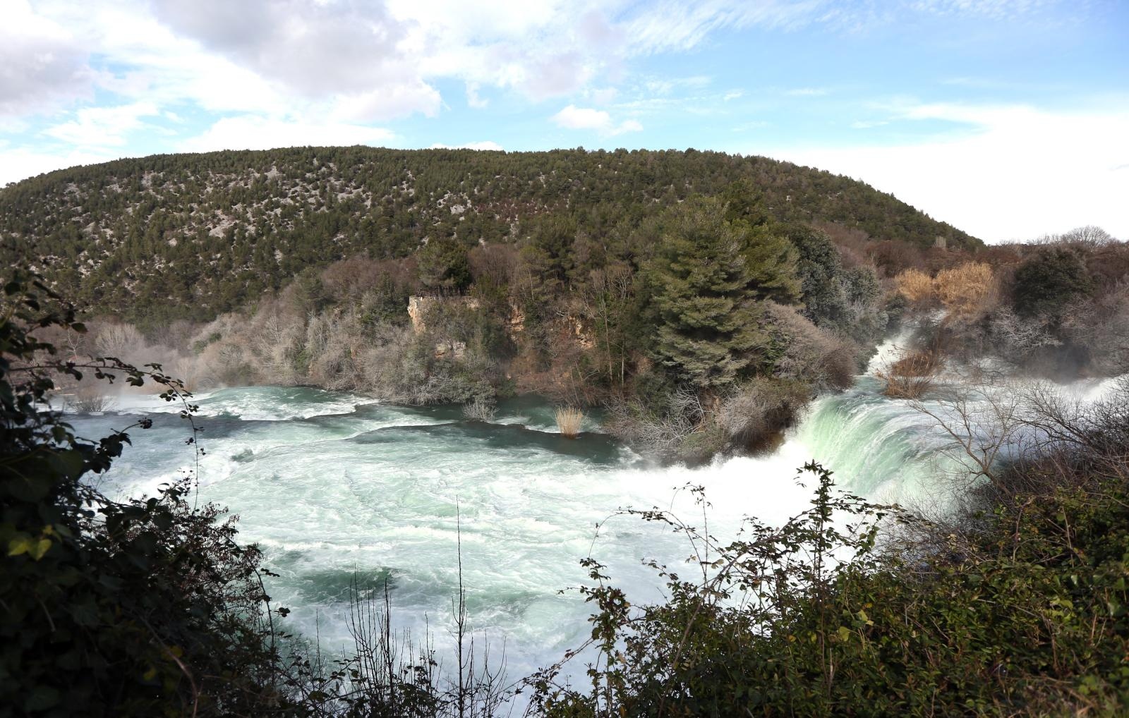 Vjetar raznoseći vodenu pjenu i sitne kapljice stvara poseban ugođaj u NP Krka