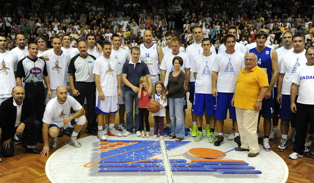 Zadar, 230912
Dvorana Jazine. 
Humanitarna utakmica “Za Stephanie smo vratili kosarku u Jazine” na kojoj su nastupile brojne bivse zvijezde KK Zadra poput Dina Radje, Arijana Komazeca, Gordana Giriceka i drugih.
Na fotografiji: obitelj Milda s kosarkasima