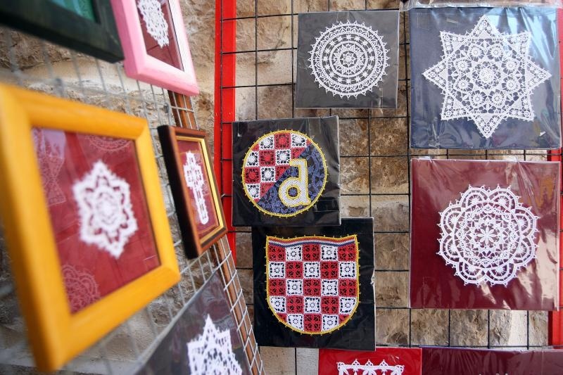 Paške čipkarice na djelu u izradi paške čipke, Foto: Luka Stanzl/PIXSELL