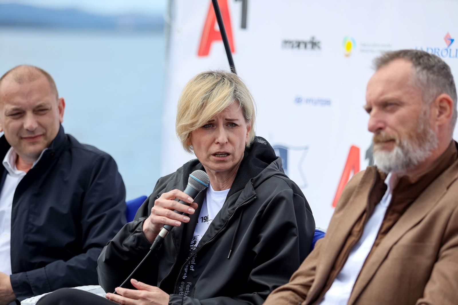 Ekološka manifestacija “Uz more, za more: zelena misija za održivu budućnost Hrvatske” održala se danas na plivarici Škoda koja je jutros u 11 sati isplovila iz zadarske luke Gaženica prema Ugljanu gdje će se provela akcija izvlačenja odbačenih ribarskih Ekološka manifestacija “Uz more, za more: zelena misija za održivu budućnost Hrvatske” održala se danas na plivarici Škoda koja je jutros u 11 sati isplovila iz zadarske luke Gaženica prema Ugljanu gdje će se provela akcija izvlačenja odbačenih ribarskih