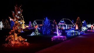 24.12.2014., Cazma, Grabovnica – Obitelj Salaj svoje imanje ukrasila je s milijun i petsto tisuca lampica povodom Bozicnih i Noogodisnjih blagdana. Bozicnu pricu svake godine posjecuju mnogobrojni turisti. Photo: Marko Prpic/PIXSELL