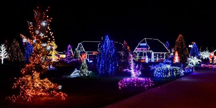 24.12.2014., Cazma, Grabovnica – Obitelj Salaj svoje imanje ukrasila je s milijun i petsto tisuca lampica povodom Bozicnih i Noogodisnjih blagdana. Bozicnu pricu svake godine posjecuju mnogobrojni turisti. Photo: Marko Prpic/PIXSELL