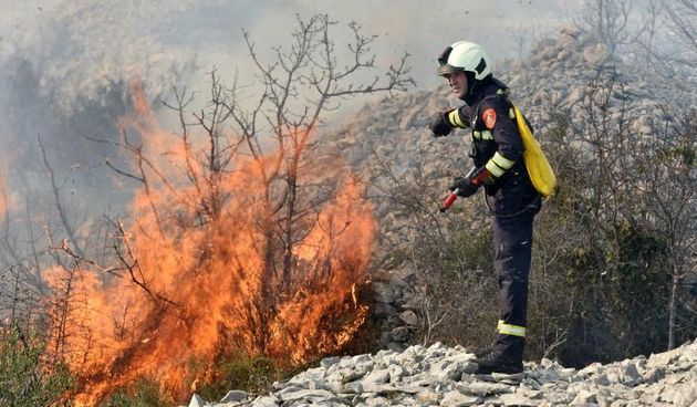 Požar kod Vodica gasio je i kanader, dio Jadranske magistrale bio je zatvoren