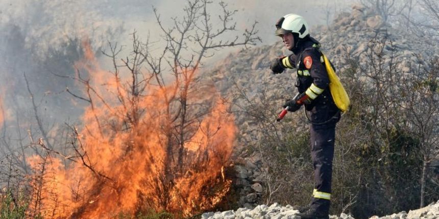 Požar kod Vodica gasio je i kanader, dio Jadranske magistrale bio je zatvoren Požar kod Vodica gasio je i kanader, dio Jadranske magistrale bio je zatvoren