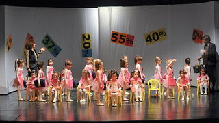 Plesna udruga Gesta: Božićni šoping u SuperOvoj, Foto: Željko Karavida Plesna udruga Gesta: Božićni šoping u SuperOvoj, Foto: Željko Karavida