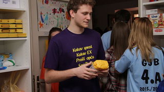 Zadarski maturanti donirali brašno Socijalnoj samoposluzi Zadarski maturanti donirali brašno Socijalnoj samoposluzi