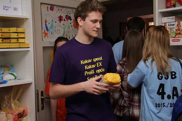 Zadarski maturanti donirali brašno Socijalnoj samoposluzi Zadarski maturanti donirali brašno Socijalnoj samoposluzi