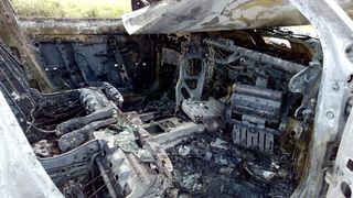 Kod Gračaca u vožnji se zapalio Renault i u potpunosti izgorio Kod Gračaca u vožnji se zapalio Renault i u potpunosti izgorio