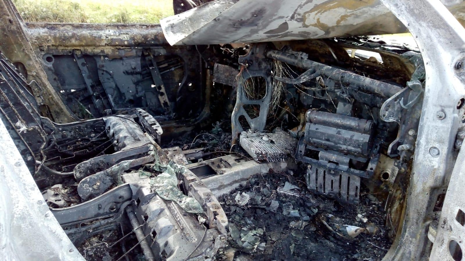 Kod Gračaca u vožnji se zapalio Renault i u potpunosti izgorio Kod Gračaca u vožnji se zapalio Renault i u potpunosti izgorio