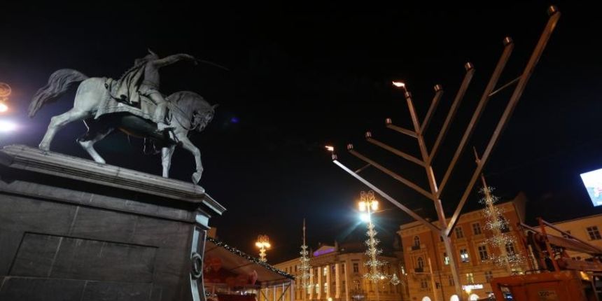 Trg bana Josipa Jelacica, Zagreb – Paljenjem prvog plamena na velikoj menori zapocela proslava zidovskog blagdana Hanuke. Plamen su zapalili rabin Pinhas Zaklas i zamjenica gradonacelnika Sandra Svaljek. Photo: Dalibor Urukalovic/PIXSELL Trg bana Josipa Jelacica, Zagreb – Paljenjem prvog plamena na velikoj menori zapocela proslava zidovskog blagdana Hanuke. Plamen su zapalili rabin Pinhas Zaklas i zamjenica gradonacelnika Sandra Svaljek. Photo: Dalibor Urukalovic/PIXSELL