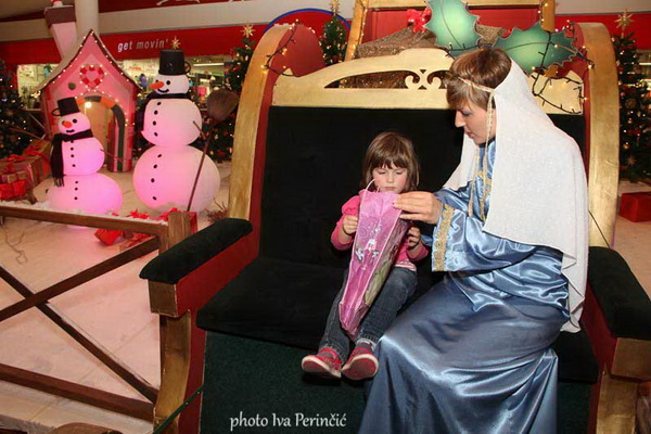 Sv. Luce razveselila mališane u Supernova centru, Foto: Iva Perinčić Sv. Luce razveselila mališane u Supernova centru, Foto: Iva Perinčić