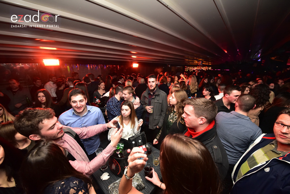 Tisuće Zadrana uživalo na krcatom Narodnom trgu i Tgu Petra Zoranića uz Tomislava Bralića i klapu Intrade Tisuće Zadrana uživalo na krcatom Narodnom trgu i Tgu Petra Zoranića uz Tomislava Bralića i klapu Intrade