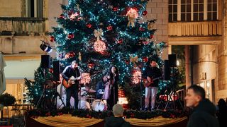 Nina & the Boyz, Narodni trg