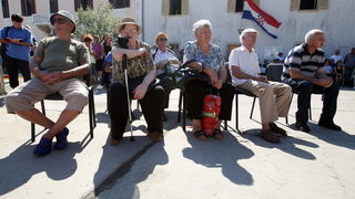 Mali Iz, 260712.
Proslava 70. obljetnice Maloiskog ustanka kojeg zajedno organiziraju Grad Zadar i Udruga antifasistickih boraca pod pokroviteljstvom predsjednika Ive Josipovica. Na spomenik Palima za slobodu i socijalizam u uvali Knez vijence su polozili