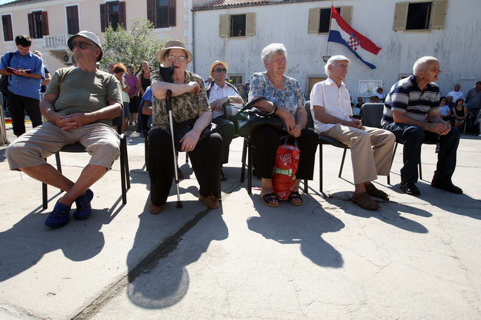 Mali Iz, 260712.
Proslava 70. obljetnice Maloiskog ustanka kojeg zajedno organiziraju Grad Zadar i Udruga antifasistickih boraca pod pokroviteljstvom predsjednika Ive Josipovica. Na spomenik Palima za slobodu i socijalizam u uvali Knez vijence su polozili