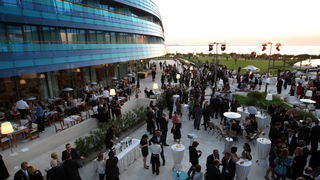 Zadar, 040512.
Falkensteiner Hotel & Spa Iadera u Punta Skali u Petrcanima kraj Zadra. Investicija vrijedna 160 milijuna eura prema rijecima celnih ljudi isplatila se. Hotel koji je otvoren lani u srpnju, danas je otvoren i sluzbeno. Na otvorenju su bile Zadar, 040512.
Falkensteiner Hotel & Spa Iadera u Punta Skali u Petrcanima kraj Zadra. Investicija vrijedna 160 milijuna eura prema rijecima celnih ljudi isplatila se. Hotel koji je otvoren lani u srpnju, danas je otvoren i sluzbeno. Na otvorenju su bile