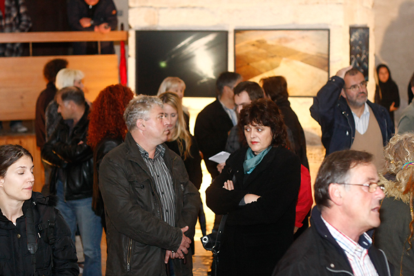 Izložba fotografija Ive Pervana i Mladena Radolovića Mrlje u crkvi SV.Donata Izložba fotografija Ive Pervana i Mladena Radolovića Mrlje u crkvi SV.Donata