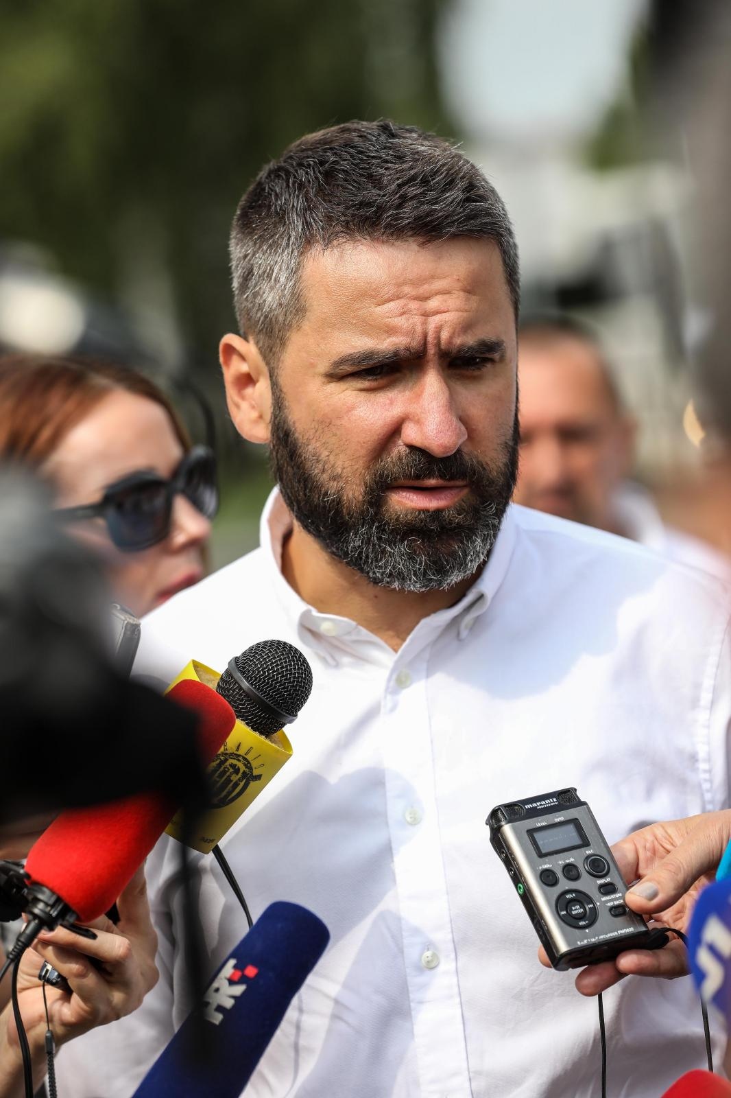 Stali autobusi, vozači upozorili: ‘Imamo 3800 kuna plaću i sad se svi čude što idemo van’ Stali autobusi, vozači upozorili: ‘Imamo 3800 kuna plaću i sad se svi čude što idemo van’