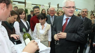 Zadar, 151010.
Predsjednik hrvatske Ivo Josipovic u sklopu posjeta Zadru obisao je i Eko etno sajam koji se ovog tjedna dogadja u dvorani na Visnjiku. Predsjednikje obisao sve izlagace (vise od 300) sa svakim se rukavao i skoro sa svakim slikao.
Na fotogr Zadar, 151010.
Predsjednik hrvatske Ivo Josipovic u sklopu posjeta Zadru obisao je i Eko etno sajam koji se ovog tjedna dogadja u dvorani na Visnjiku. Predsjednikje obisao sve izlagace (vise od 300) sa svakim se rukavao i skoro sa svakim slikao.
Na fotogr