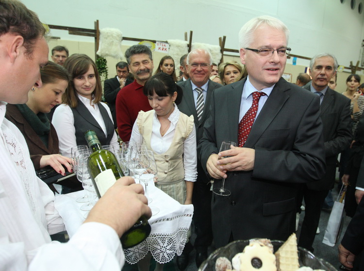 Zadar, 151010.
Predsjednik hrvatske Ivo Josipovic u sklopu posjeta Zadru obisao je i Eko etno sajam koji se ovog tjedna dogadja u dvorani na Visnjiku. Predsjednikje obisao sve izlagace (vise od 300) sa svakim se rukavao i skoro sa svakim slikao.
Na fotogr Zadar, 151010.
Predsjednik hrvatske Ivo Josipovic u sklopu posjeta Zadru obisao je i Eko etno sajam koji se ovog tjedna dogadja u dvorani na Visnjiku. Predsjednikje obisao sve izlagace (vise od 300) sa svakim se rukavao i skoro sa svakim slikao.
Na fotogr