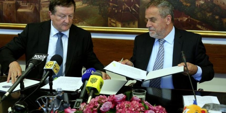 U Gradskoj upravi potpisan sporazum izmedju Grada Zagreba i Sveucilista u Zagrebu. Potpisnici su u ime Sveucilista rektor Damir Boras a u ime grada Zagreba, gradonacelnik Milan Bandic U Gradskoj upravi potpisan sporazum izmedju Grada Zagreba i Sveucilista u Zagrebu. Potpisnici su u ime Sveucilista rektor Damir Boras a u ime grada Zagreba, gradonacelnik Milan Bandic