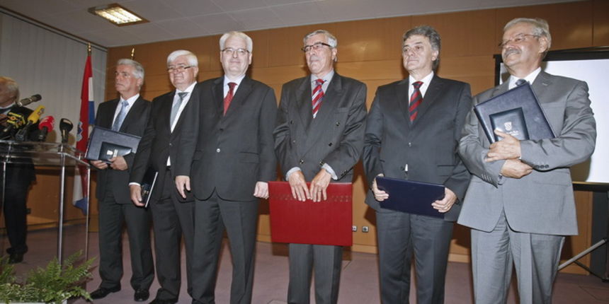 Zagreb, 131012.Nacionalna sveucilisna biblioteka.Hrvatske bratske zajednice.Predsjednik Republike Ivo Josipovic nazocio je zavrsnoj svecanosti 10. izlozbe inovacija “ARCA 2012” i tom prigodom se obratio nazocnima i podjelio odlikovanja.Na fotografiji: Zagreb, 131012.Nacionalna sveucilisna biblioteka.Hrvatske bratske zajednice.Predsjednik Republike Ivo Josipovic nazocio je zavrsnoj svecanosti 10. izlozbe inovacija “ARCA 2012” i tom prigodom se obratio nazocnima i podjelio odlikovanja.Na fotografiji: