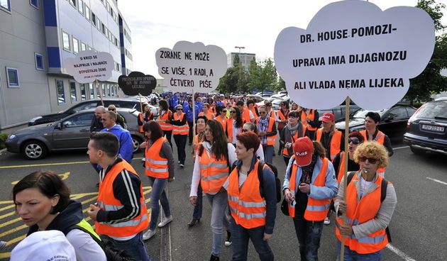 Zagreb, 140513.
Uprava Croatia Airlinesa u Buzinu. 
Sindikati pilota i kabinskog osoblja zapoceli su jutros strajk u hrvatskom nacionalnom avio-prijevozniku Croatia Airlinesu. Vecina letova je otkazana. 
Na slici: strajkasi ispred zgrade Uprave.
Foto: Bru