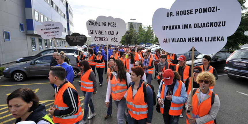 Zagreb, 140513.
Uprava Croatia Airlinesa u Buzinu. 
Sindikati pilota i kabinskog osoblja zapoceli su jutros strajk u hrvatskom nacionalnom avio-prijevozniku Croatia Airlinesu. Vecina letova je otkazana. 
Na slici: strajkasi ispred zgrade Uprave.
Foto: Bru
