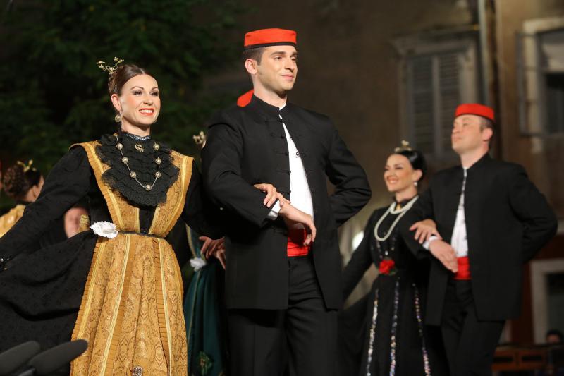 18.07.2013., Zadar – Na Poljani Sime Budinica odrzan je koncert plesnog ansambla Lado gdje su gradjani, ali i mnogobrojni turisti, uzivali gledajuci ples u narodnim nosnjama. Photo: Filip Brala/PIXSELL Autor  Filip Brala/PIXSELL KLJUČNE RIJEČI  narodne