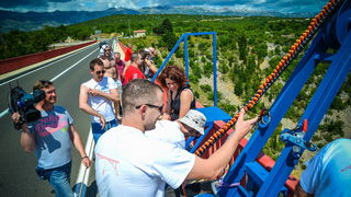 Mario Možnik i njegovi kolege sportaši otvorili su sezonu Bungee Jumpinga sa starog Masleničkom mosta
