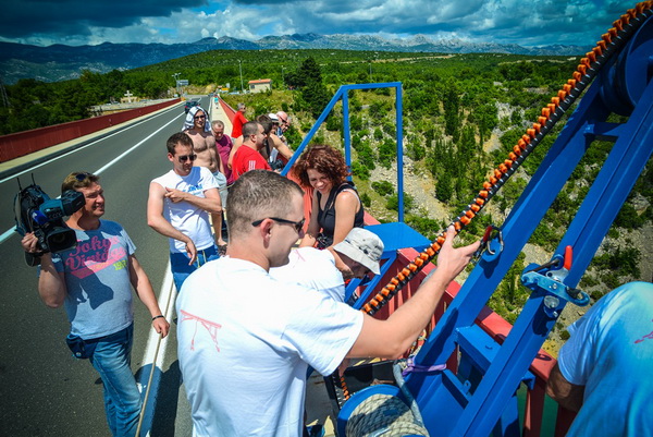 Mario Možnik i njegovi kolege sportaši otvorili su sezonu Bungee Jumpinga sa starog Masleničkom mosta