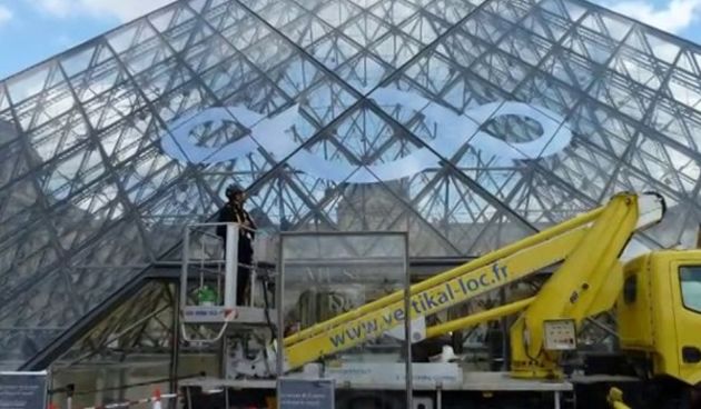 Antikapitalistički znak postavljen na Louvreu, foto: promo fotografije