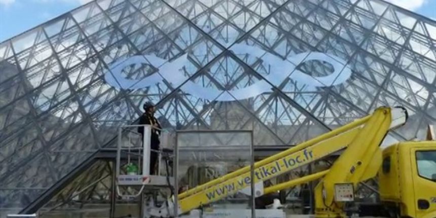 Antikapitalistički znak postavljen na Louvreu, foto: promo fotografije Antikapitalistički znak postavljen na Louvreu, foto: promo fotografije