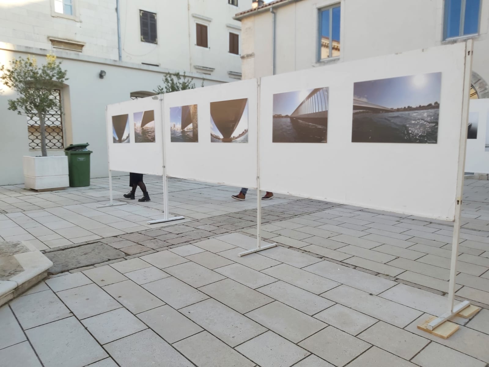 Izložba fotografija posvećenih zadarskom mostu u atriju palače Cedulin