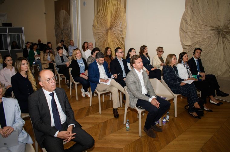 Članovi Europskog revizorskog suda, župan Josip Bilaver, gradonačelnik Šime Erlić s predstavnicima lokalnih razvojnih agencija, sudjelovali su u Kneževoj palači na međunarodnoj konferenciji o budućem Višegodišnjem financijskom okviru EU za razdoblje 2028. – 2034.