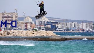 Na krilima juga: surferi i kiteri uživaju na Vitrenjaku