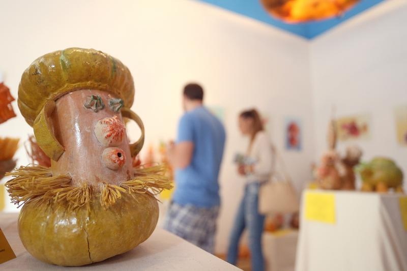 Otvorenje izlozbe Pumpkintown kojom je najavljena 11. Bucijade. Akademska slikarica Ivana Ozetski, prikupljajuci suhe buce najrazlicitijih oblika, stvorila je razne likove – puzeve, zmajeve, ribe, vrapce, labudove, ali i kuhare, fiskale, kraljeve, kraljic Otvorenje izlozbe Pumpkintown kojom je najavljena 11. Bucijade. Akademska slikarica Ivana Ozetski, prikupljajuci suhe buce najrazlicitijih oblika, stvorila je razne likove – puzeve, zmajeve, ribe, vrapce, labudove, ali i kuhare, fiskale, kraljeve, kraljic