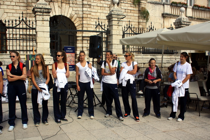 Narodni trg: Predstavljene košarakašice i košarkaši Zadra. foto: Mladen Malik