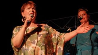 Tunuara 2016 – defile ribarica, spremanje brudeta, demonstracija ribarske vještine i koncert Zorica Kondža. Foto: TZ općine Kali/Adam Vidas Tunuara 2016 – defile ribarica, spremanje brudeta, demonstracija ribarske vještine i koncert Zorica Kondža. Foto: TZ općine Kali/Adam Vidas