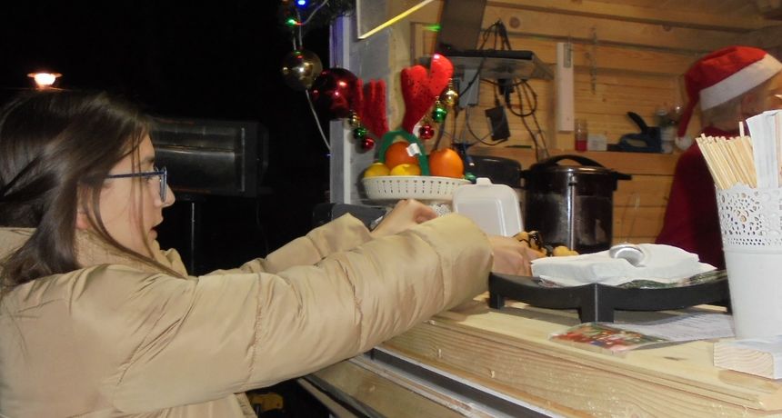 Zadnji ovogodišnji božićni sajam najavio dolazak Božića Zadnji ovogodišnji božićni sajam najavio dolazak Božića