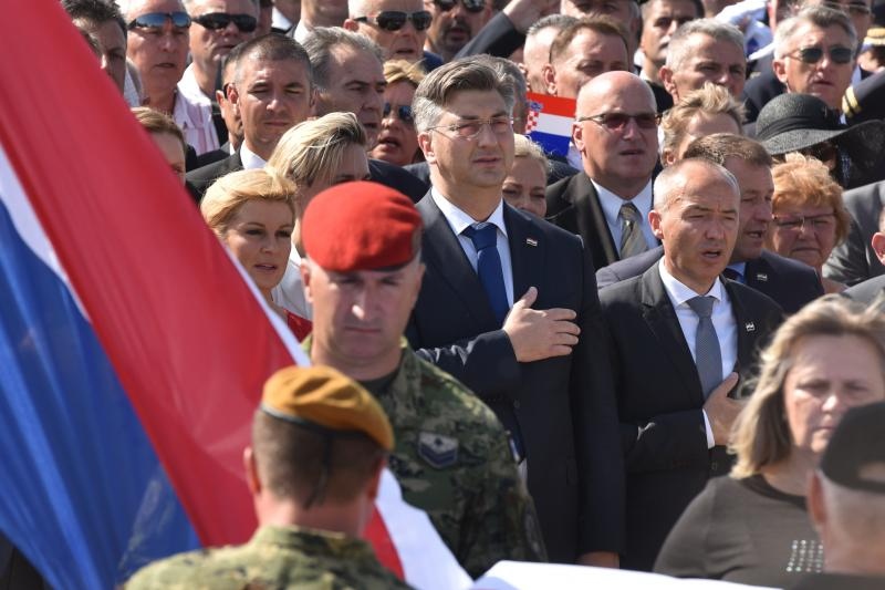 Uz zvukove hime “Lijepa naša” podignuta je zastava Republike Hrvatske na Kninskoj tvrđavi Uz zvukove hime “Lijepa naša” podignuta je zastava Republike Hrvatske na Kninskoj tvrđavi