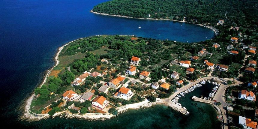 Naselje i uvala Čeprljanda na otoku Ugljanu Naselje i uvala Čeprljanda na otoku Ugljanu