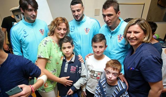 Hrvatski reprezentativci Luka Modric, Ivan Rakitic, Vedran Corluka, Mario Mandzukic i Danijel Subasic razveselili su male pacijente KBC-a Zagreb povodom Inine donacije za medicinsku opremu. Photo: Igor Kralj/PIXSELL