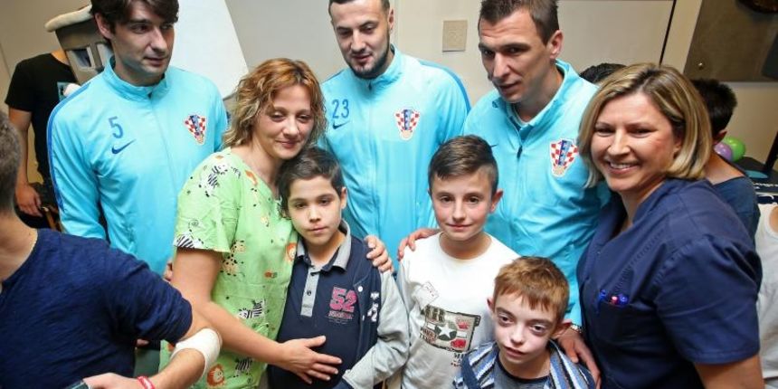 Hrvatski reprezentativci Luka Modric, Ivan Rakitic, Vedran Corluka, Mario Mandzukic i Danijel Subasic razveselili su male pacijente KBC-a Zagreb povodom Inine donacije za medicinsku opremu. Photo: Igor Kralj/PIXSELL
