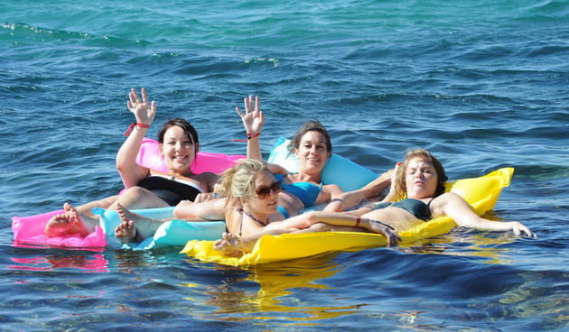 Zadar, 250710.
Mladi Englezi opet su dosli u velikom broju u Petrcane, nakon Garden festivala ovog vikenda se odrzavao od 23. – 25. srpnja  Soundwave festival u organizaciji britanskih promotora Soundcrash i Bohemia.
Na fotografiji : mladi englezi u popod