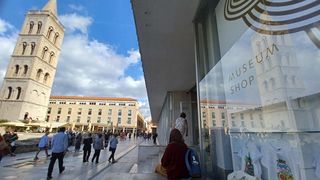 Zadar ilustracija, Forum, Donat, Arheoloski muzej Zadar, suncan dan, djelomice suncano, oblaci, listopad ilustracija