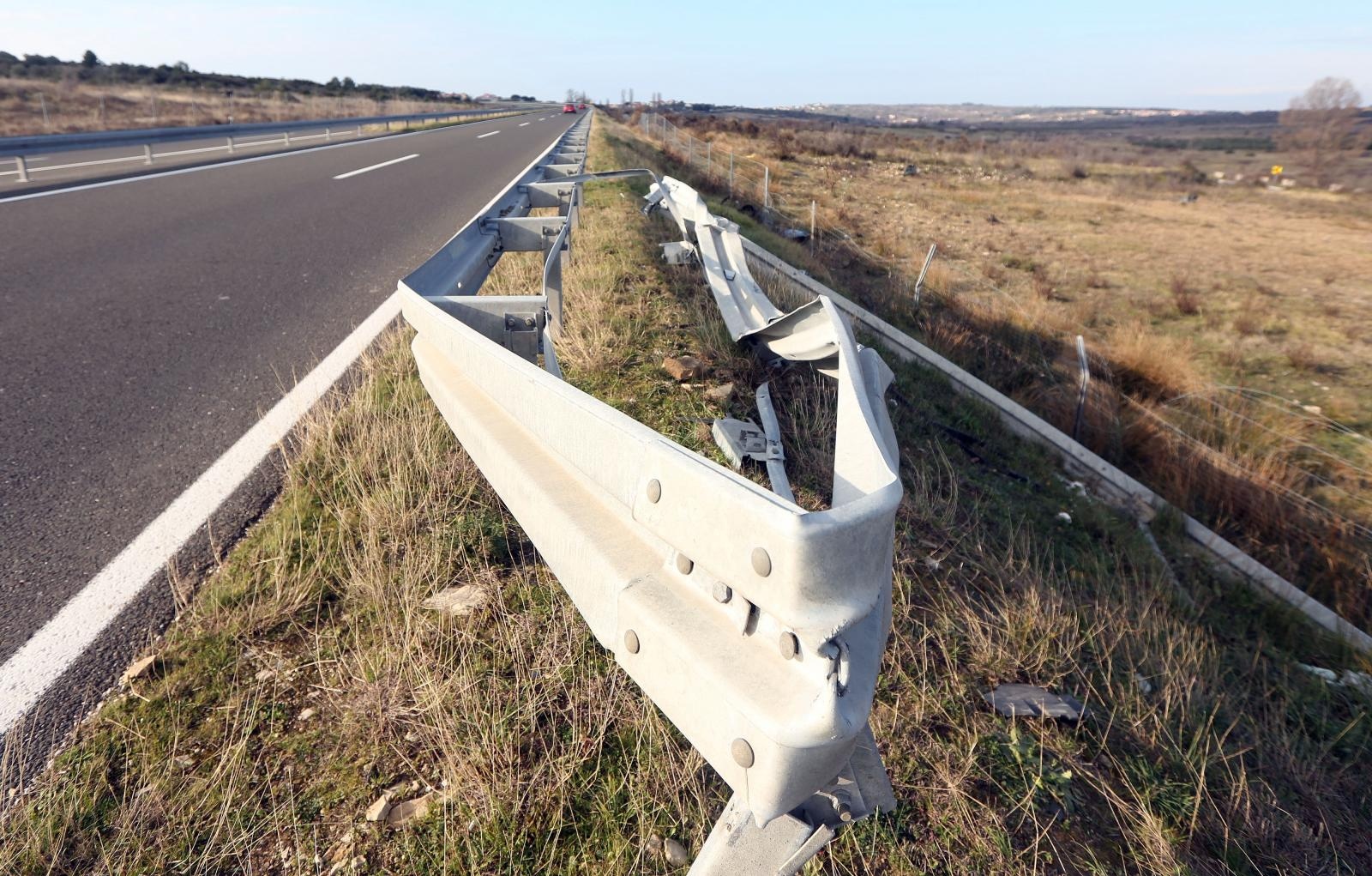 U prometnoj nesreći na Kalmetini cesti vozač probio zaštitnu ogradu