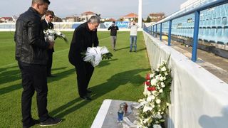 Na stadionu u Stanovima položeni vijenci i zapaljene svijeće za Hrvoja Ćustića Na stadionu u Stanovima položeni vijenci i zapaljene svijeće za Hrvoja Ćustića